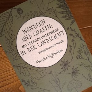 Wandern und grasen; mit Pferden unterwegs in der Landschaft - Wildpflanzen für Pferde